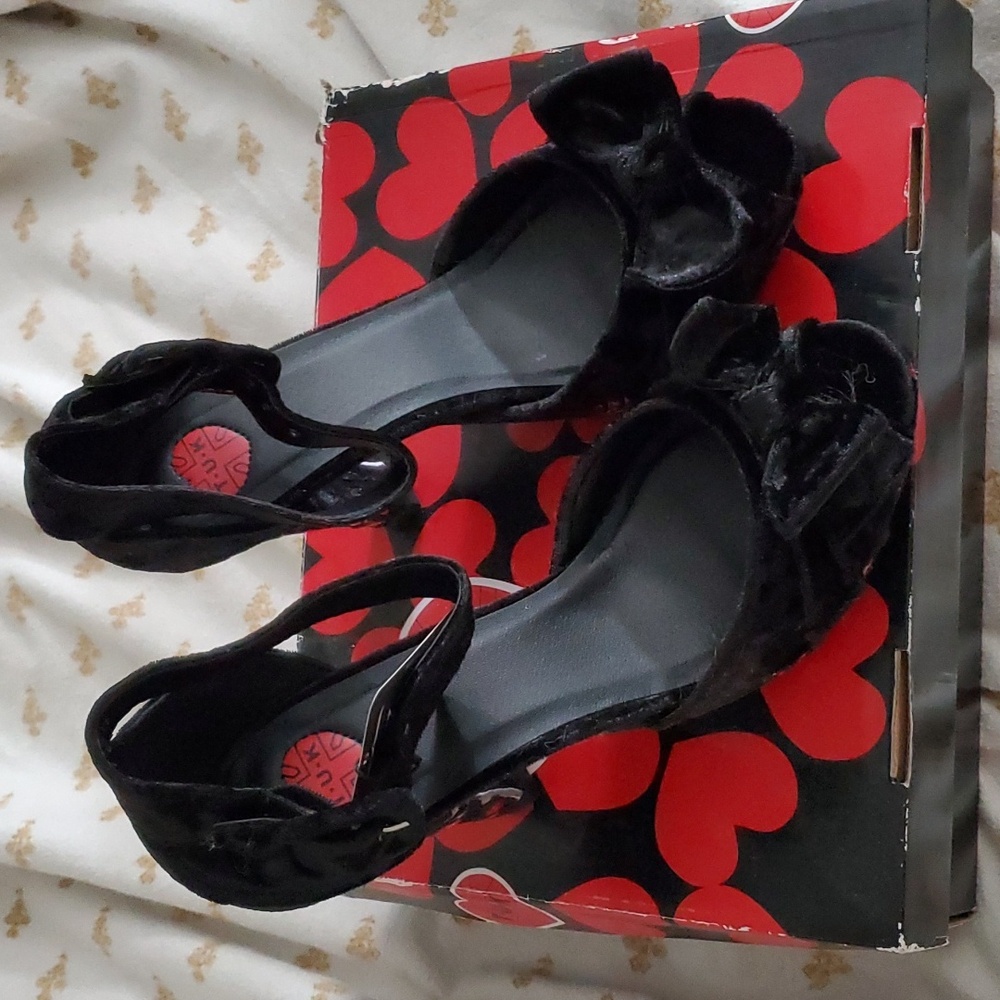 NWT T.U.K. vetvet cherry blossom heels